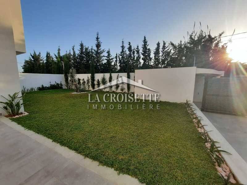 Une villa S+4 meublée avec piscine à La Soukra 